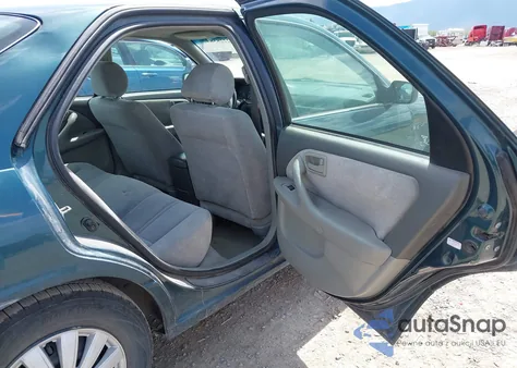 1998 Toyota Camry Le z USA, uszkodzony, nr VIN 4T1BG22KXWU363210